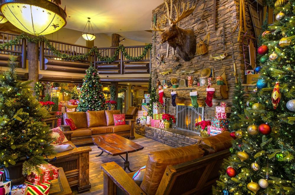 The Grand Hotel At The Grand Canyon Tusayan Εξωτερικό φωτογραφία The lobby of the Grand Lodge at C Lazy U Ranch