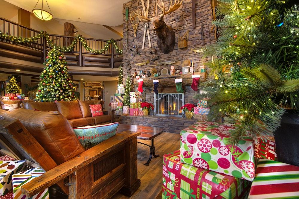 The Grand Hotel At The Grand Canyon Tusayan Εξωτερικό φωτογραφία The lobby of the Inn at Christmastime