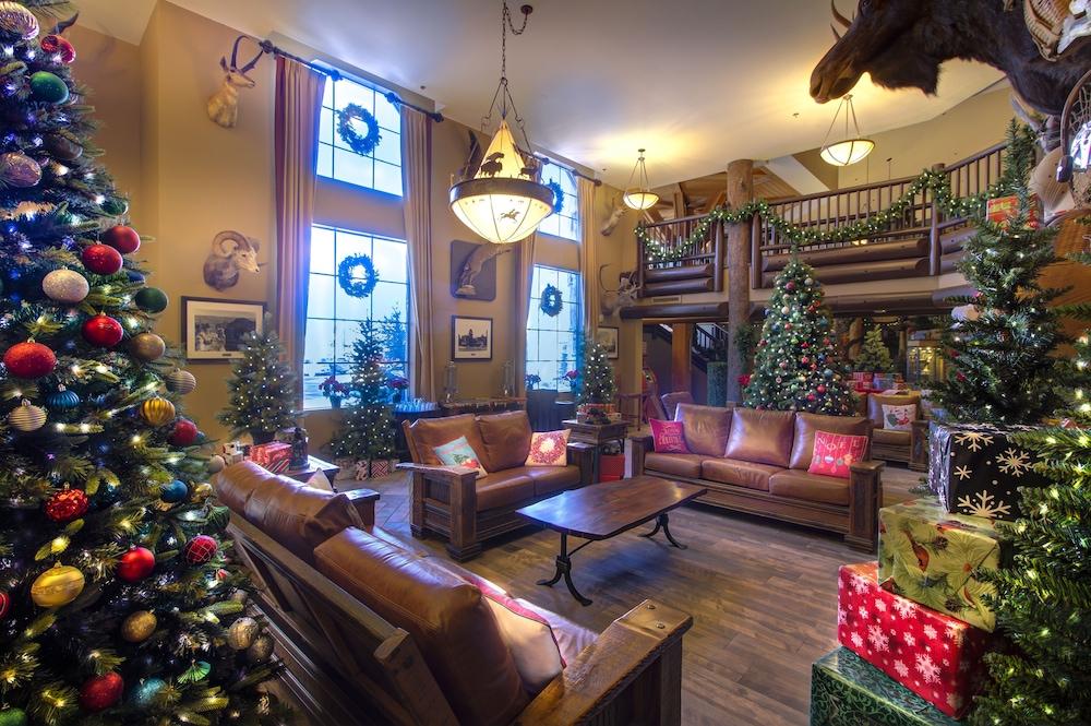 The Grand Hotel At The Grand Canyon Tusayan Εξωτερικό φωτογραφία The lobby of the Inn at Christmas Place