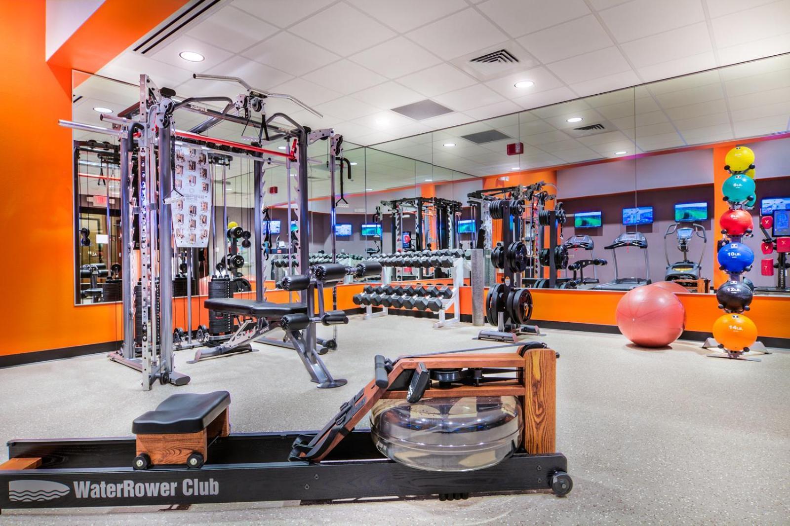 The Grand Hotel At The Grand Canyon Tusayan Εξωτερικό φωτογραφία The photo shows a modern gym environment. In the foreground, there is a water rower machine, which uses water resistance for rowing exercises. Surrounding it are various strength training equipment, including a multi-functional weight machine and sev