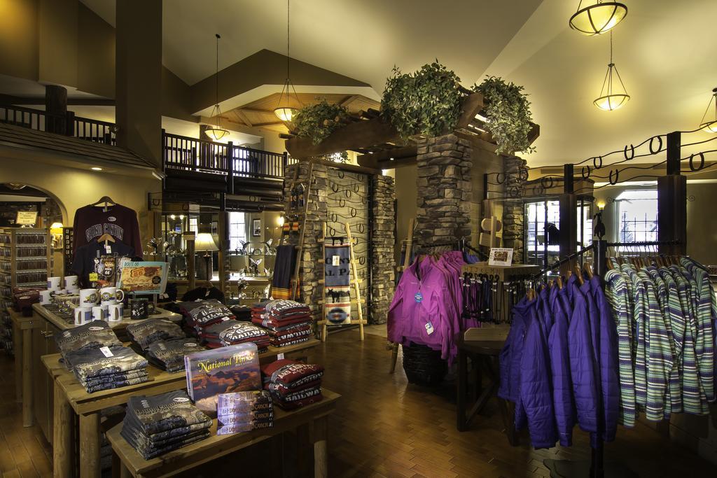 The Grand Hotel At The Grand Canyon Tusayan Εξωτερικό φωτογραφία The interior of the gift shop at the Grand Canyon Visitor Center